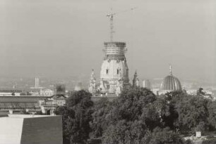 Ausstellungsgebäude des Sächsischen Kunstvereins : Blick aus der 12. Etage des Hotels "Am Terrassenufer" gegen Frauenkirche (Laterne eingerüstet) und Kuppel des Ausstellungsgebäudes des Sächsischen Kunstvereins