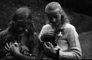 Daniela und Nicole mit Kätzchen in Kaltwasser