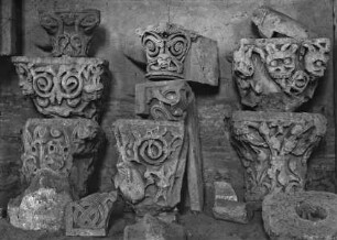 Ranken- und Maskenkapitelle