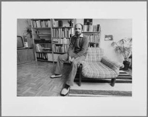 Peter Willers in seinem Wohnzimmer, Bremen