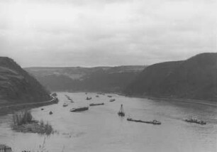 Schiffsansammlung am Mittelrhein