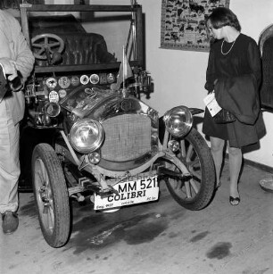 Automuseum: neben Herrenhaus Tremsbüttel: Innenansicht: Oldtimer "Colbri", Baujahr 1904: Besucher