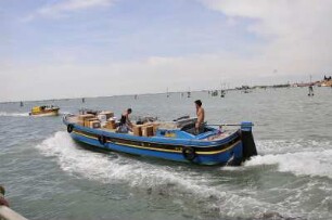 Lastenboot auf der Lagune : Ein Lastenboot fährt über die Lagune. Aufgenommen in Venedig am 14. Mai 2009