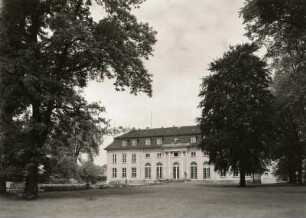 Dessau-Roßlau-Mosigkau. Schloß Mosigkau (1752-1757; C. F. Damm). Ansicht von Ostsüdost über die Parkwiesen