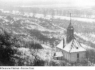 Blick über den Hang am Borsberg mit der Weinbergskirche "Zum Heiligen Geist"