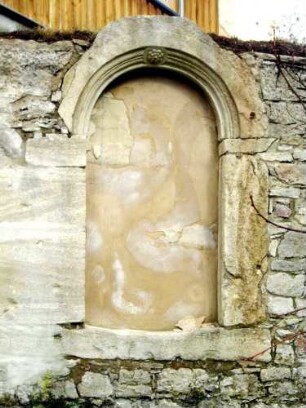 Kirchhofmauer im Süden- vermauertes Türgewände (in Renaissance-Manier)