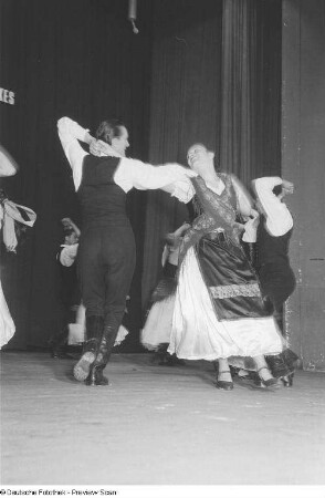 Rumänische Tänzer des Rahmenprogramms zur Leipziger Herbstmesse 1954