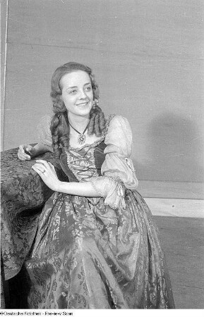 Szenenbilder eines Theaterstücks mit Walter Schramm : Sommer 1947