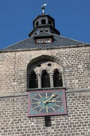Quedlinburg - Marktkirche : Marktkirche mit Turmuhr. Aufgenommen 2004 in Quedlinburg