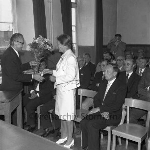 Amtsgericht: Königstraße: Verabschiedung Amtsrichter Eduard Dehns: Leiter des Amtsgerichts Richter Werner Finke überreicht Frau Dehns Blumen: auf Stuhlreihen Mitarbeiter und Funktionsträgern