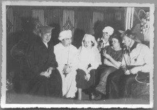Gruppenfoto auf einer Faschingsfeier in der Wohnung von Hans und Etha Richter in Ankara