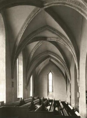 Döbeln, Nikolaikirche. Nördliches Seitenschiff, Empore. Blick nach Osten. Fenster um 1480, Gewölberippen gegen 1400