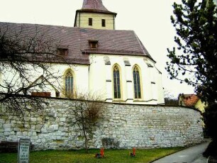 Ansicht von Süden mit Kirche (Kirchturm im Kern Romanisch - Langhaus und Chor spätgotisch neu erbaut) über Kirchhofmauer (Wehrgang mit Steinbrüstung 1832 abgetragen)