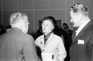 13. Tagung 1963 Medizin; Eröffnung Lindau 1.7.63: Otto Hahn in Rückansicht, E. Schwarzhaupt, Oberbürgermeister Haas