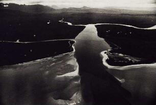 Landschaft mit Flußmündung