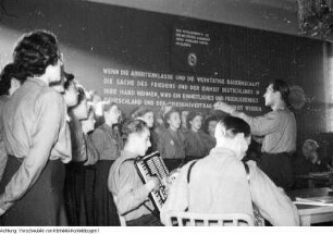 Parteidokumente an Landesleitung, 26. September 1951 & Tagung der Landesleitung der SED, Übergabe der neuen SED-Parteidokumente, 1951