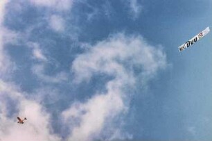 Ein Kleinflugzeug über der Hamburger Innenstadt. Es zieht ein Werbebanner, darauf steht 'Wählt DVU'. Wahlwerbung für die Europawahl