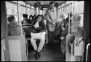 Fahrgäste in einer Straßenbahn mit Zahlbox