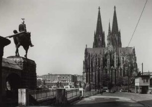 Kölner Dom von Osten : Köln, Ansicht des Doms von Osten von der Hohenzollernbrücke mit Reiterstandbild Kaiser Wilhelms II.