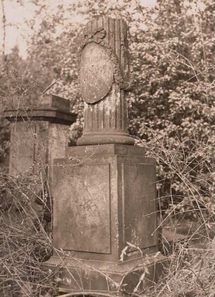 Dresden, Eliasfriedhof. Grabmal einer/s Unbekannten. Säulenstumpf mit Schild und Eichenlaubgehänge auf Sockel