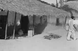 Hütte : Mann vor einer Hütte in Daressalam.