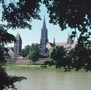 Ulm. Blick über die Donau zum Münster