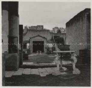 Herculaneum, Casa dei Cervi, Blick vom Triclinium der südlichen Wohnung über den Garten zur nördlichen Wohnung