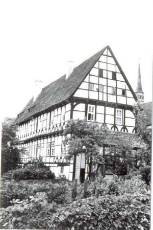 Fachwerkhaus in Falkenhagen. Es handelt sich um das 1509 erbaute ehemalige Dormitorium des Klosters Falkenhagen, vermutlich das älteste Fachwerkhaus in Lippe.