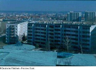 Erlebnisbad ELBAMARE : Blick aus dem 8. Obergeschoß des Seniorenheims, Wölfnitzer Ring, über die Dächer des Erlebnisbades ELBAMARE und das Wohngebiet