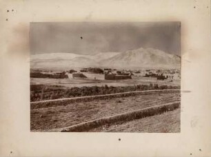Straße nach Kermanschah : Blick über die Straße nach Kermanschah gegen den Kuh-e Parrow in der Zagros-Kette.