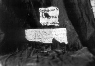 Turkistan. Schriftfragmente in uigurischer Schrift (oben) und in Sanskrit (unten)