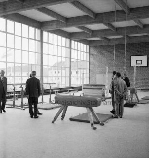 Sporteinrichtungen: Turnhalle: Querweg: Einweihung: Innenansicht: Besichtigung durch Funktionsträger und Gäste: in der Mitte aufgebaute Turngeräte mit Matten