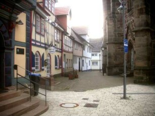 Stadtkirche - Kirchhof im Norden nach Osten mit angrenzenden Häusern im traufseitiger Manier