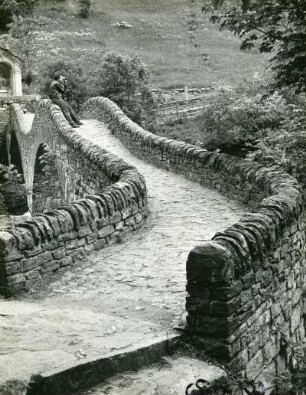 Schweiz. Tessin. Römische Brücke im Verszascatal am Grünen Wasser