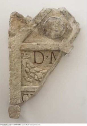 Stelenfragment mit Grabinschrift "D(is) M(anibus)..."