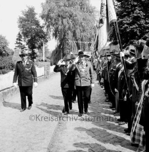 Volks- und Schützenfest: Schützenverein Sprenge und Umgebung e.V.: Abnahme des Festzuges durch den Schützenkönig Hermann Kohnke, Eichede, den Jungschützenkönig Klaus Ellerbrock, Sprenge mit den beiden Rittern sowie Schützenoberst Helmut Ausborn