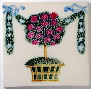 Jugendstilfliese mit floralem Muster