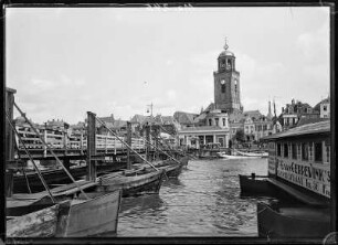 Deventer, Niederlande. Schiffbrücke mit Lebuiniuskirche. Blick über die Issel