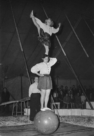 Zirkusdarbietung. Artisten (vielleicht im Circus Aeros)