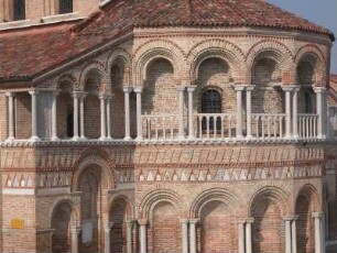 Basilika : Detailansicht der Basilika Maria e Donato aus dem 12. Jh. auf der Glasbläser-Insel Murano. Aufgenommen im Februar 2005. Foto: Uwe Gerig