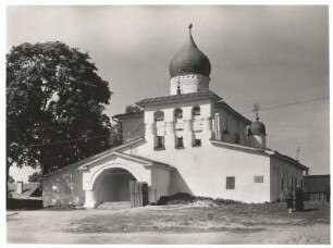 Pskow, Russland. Auferstehungskirche Woskresenija so Stadischtscha (1532), Westseite mit Vorhalle