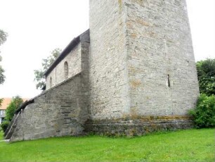 Heringhausen-(Evangelische Kirche) - Kirchturmbasis mit Langhaus und Seitenschiff Nord von Westnordwesten über Kirchhof