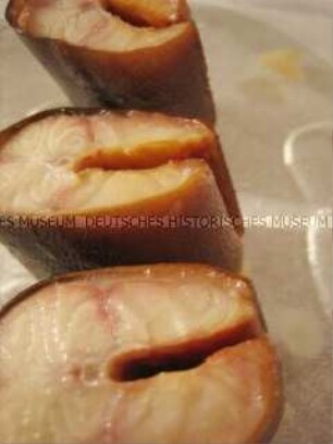 Nahaufnahme von drei Stücken Fisch (Altersgruppe 18-21)