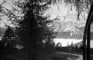 3 Croce Pass [Passo Tre Croci]: Straße mit Monte Cristallo, mit Bus