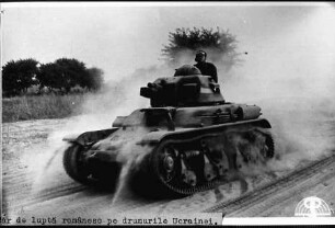 Ostfront: Rumänischer Tank [Panzer] auf staubiger Straße