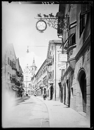 Schwaz, Österreich. Franz-Josef-Straße mit Blick auf die Pfarrkirche Maria Himmelfahrt