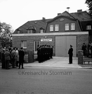 Freiwillige Feuerwehr Stapelfeld: Einweihung des Feuerwehrgerätehauses mit Ehrengästen: links Spalier der Feuerwehrmänner, rechts Wehrführer Heinrich Westphal