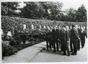 Eine Delegation der polnischen Arbeiterpartei auf dem Friedhof Friedrichsfelde