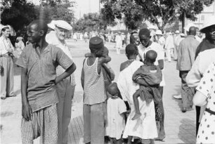 Reisefotos Senegal. Touristen beim Landgang mit Einheimischen
