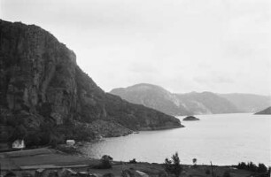 Fjord : Blick entlang der Felswände eines Fjords.